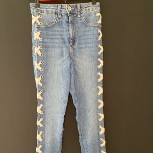 Lace up high waisted pant.